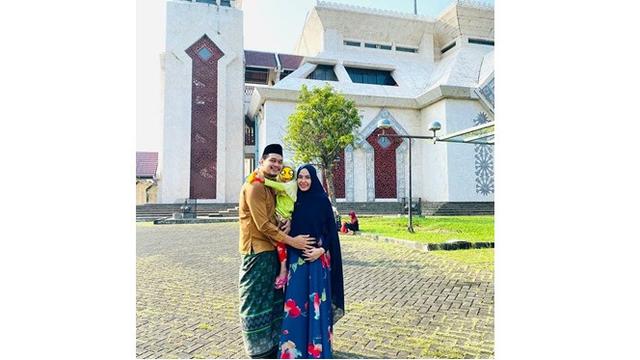 Pernah Jual Toge Goreng Awal Nikah, Ini 6 Potret Bahagia Cholidi Asadil dan Istri