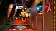 Peserta dari Polandia, Piotr Lobodzinski melewati garis finis lomba lari Vertical Running menaiki Menara Eiffel di Paris, Kamis (16/3). Vertical running merupakan olahraga lari ke atas gedung atau menara melalui anak tangga. (AP Photo/Francois Mori)