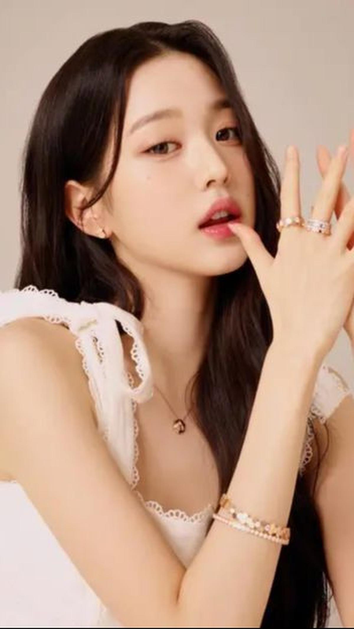 Untuk memperindah penampilanmu, tambahkan sedikit blush di area hidung dan pipi. Trik ini akan memberikan sentuhan merona yang sempurna untuk tampilanmu yang flawless.