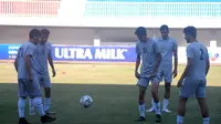 Pemain Timnas Iran U-19 berlatih ringan di Stadion Mandala Krida, Yogyakarta, Selasa (10/9/2019). (Bola.com/Vincentius Atmaja)