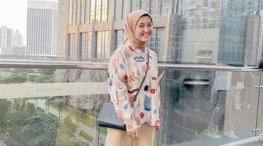 Kenakan baju motif dipadukan dengan jilbab dan celana cokelat, penampilan artis yang sudah 17 tahun wara wiri di dunia seni peran ini ciptakan perpaduan outfit yang sempuruna. Gaya hijab yang simpel sangat cocok dengan tema outfit yang dikenakannya. Senyuman manis yang dipamerkannya ke kamera semakin pancarkan pesona artis kelahiran 29 November 1999. (Liputan6.com/IG/@salmaparamitha)