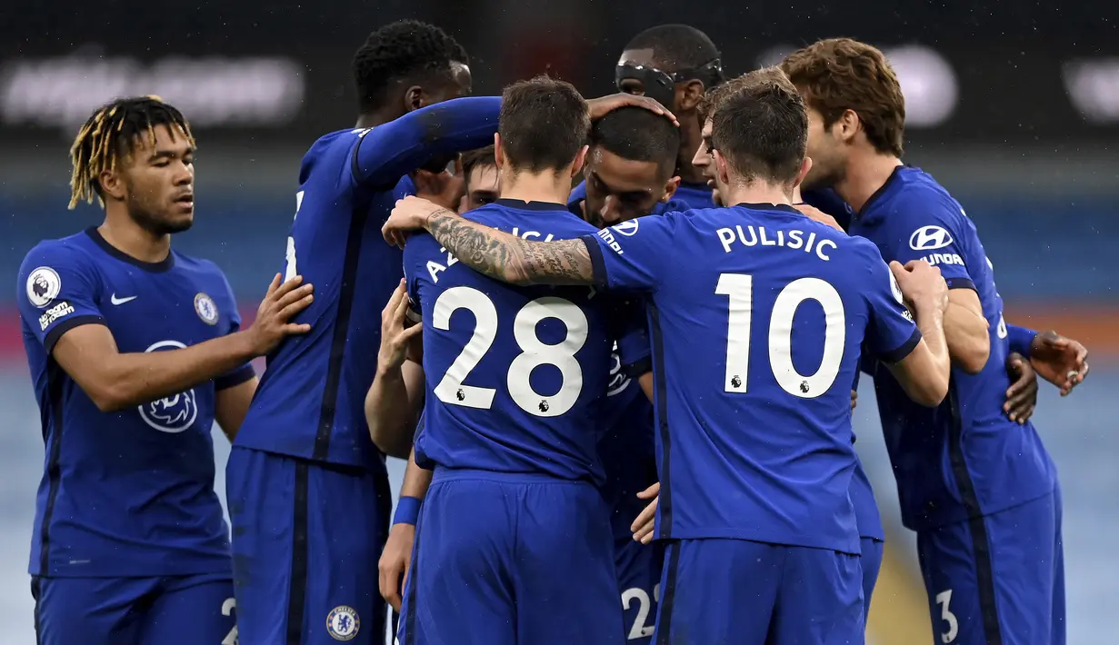 Para pemain Chelsea merayakan gol penyeimbang 1-1 ke gawang Manchester City yang dicetak gelandang Hakim Ziyech dalam laga lanjutan Liga Inggris 2020/2021 pekan ke-35 di Etihad Stadium, Manchester, Sabtu (8/5/2021). Chelsea menang 2-1 atas Manchester City. (AP/Shaun Botterill/Pool)