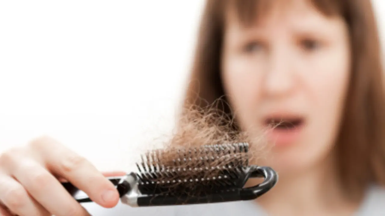 Satu Penyebab Rambut Rontok yang Tak Wanita Sadari