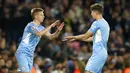 Pemain Manchester City John Stones (kanan) digantikan oleh Oleksandr Zinchenko pada pertandingan sepak bola Liga Inggris di Etihad Stadium, Manchester, Inggris, 20 April 2022. Manchester City menang 3-0. (AP Photo/Dave Thompson)