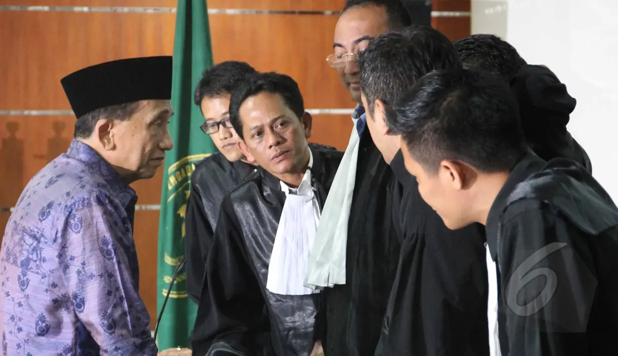 Fuad Amin saat berdiskusi dengan kuasa hukumnya sebelum menjalani sidang di Pengadilan Tipikor, Jakarta, Senin (25/5/2015). Fuad terlibat kasus dugaan suap jual beli pasokan gas alam di Gresik dan Gili Timur, Bangkalan. (Liputan6.com/Helmi Afandi)
