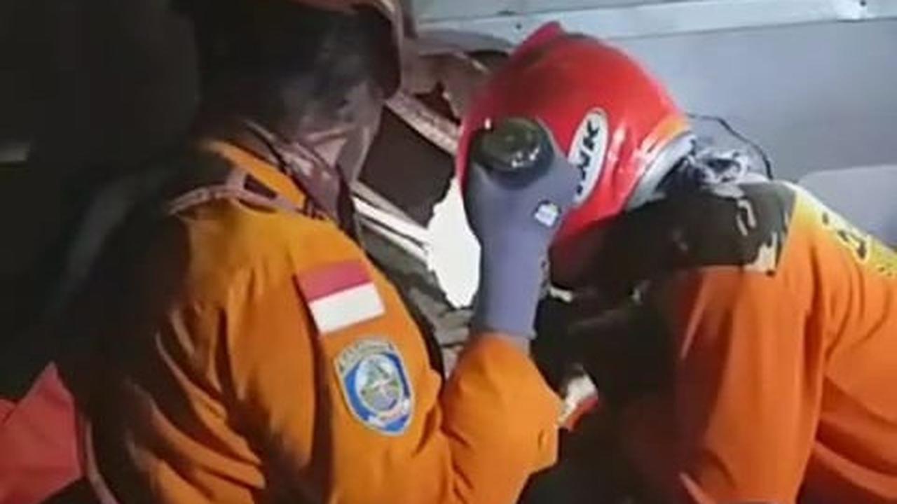 Tim SAR Deteksi Tanda Kehidupan Dua Santri di Reruntuhan Gedung Ponpes Al-Khoziny
