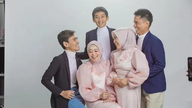 Keluarga Lesti Kejora (https://www.instagram.com/p/CUg00rfvyB1/)