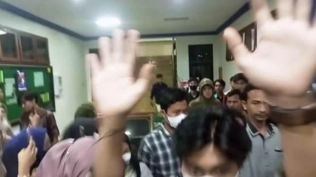 Puluhan Mahasiswa Halangi Jurnalis Liputan Dugaan Penganiayaan Mahasiswa UIN Palembang