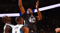 Kevin Durant (35), mencetak dobel-dobel dengan 28 poin dan 10 rebound untuk membantu Golden State Warriors mengalahkan Minnesota Timberwolves 115-102 di Oracle Arena, Oakland, Sabtu (26/11/2016). (NBA)