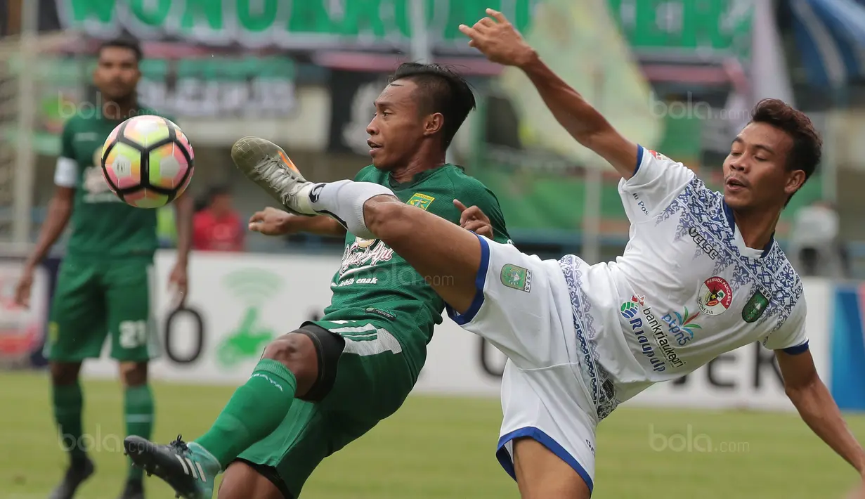 Duel pemain pemain Persebaya, Irvan Febrianto (kiri) dengan pemain PSPS Riau pada laga 8 Besar Liga 2 Grup Y di Stadion GBLA, Bandung, Sabtu (18/11/2017). Persebaya Menang 1-0. (Bola.com/Nicklas Hanoatubun)