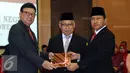 Mendagri Tjahjo Kumolo (kiri) menyerahkan nota pengantar tugas dari Gubernur Aceh Zaini Abdullah kepada Sudarmo (kanan) di Kemendagri, Jakarta, Kamis (27/10). (Liputan6.com/Helmi Fithriansyah)