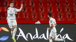 Striker Spanyol, Alvaro Morata (kiri) melakukan selebrasi usai mencetak gol ke gawang Yunani dalam laga Kualifikasi Piala Dunia 2022 Zona Eropa Grup B di Los Carmenes Stadium, Granada, Kamis (25/3/2021). Spanyol bermain imbang 1-1 dengan Yunani. (AP/Fermin Rodriguez)