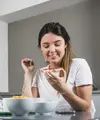 Girl dinner menjadi tren karena menawarkan konsep makan malam yang simpel dan minim persiapan. Namun, apakah menu ala kadarnya ini tetap bisa memenuhi kebutuhan nutrisi tubuh?. (Foto/Dok: Magnific)