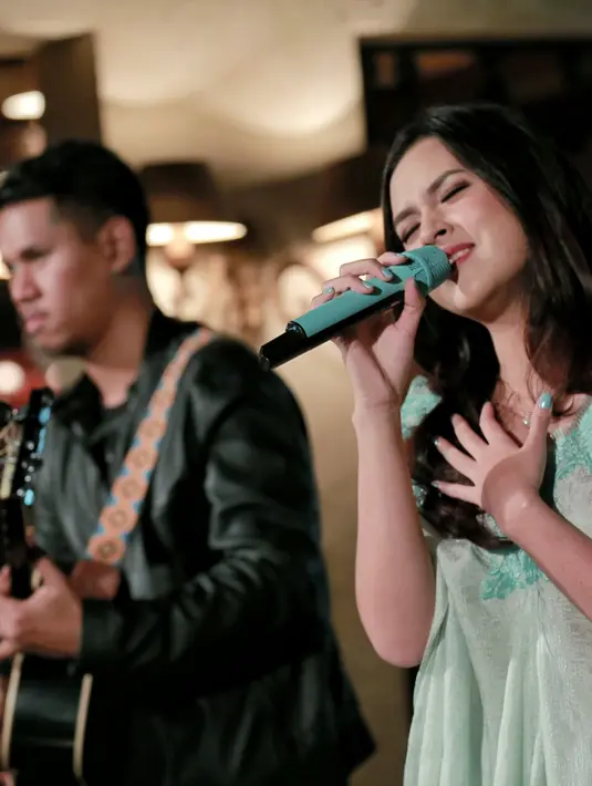 Penyanyi 26 tahun itu kini sedang menggodok konsep untuk panggungnya nanti. Selain itu juga berkaitan dengan hal-hal teknisnya. (Adrian Putra/Bintang.com)