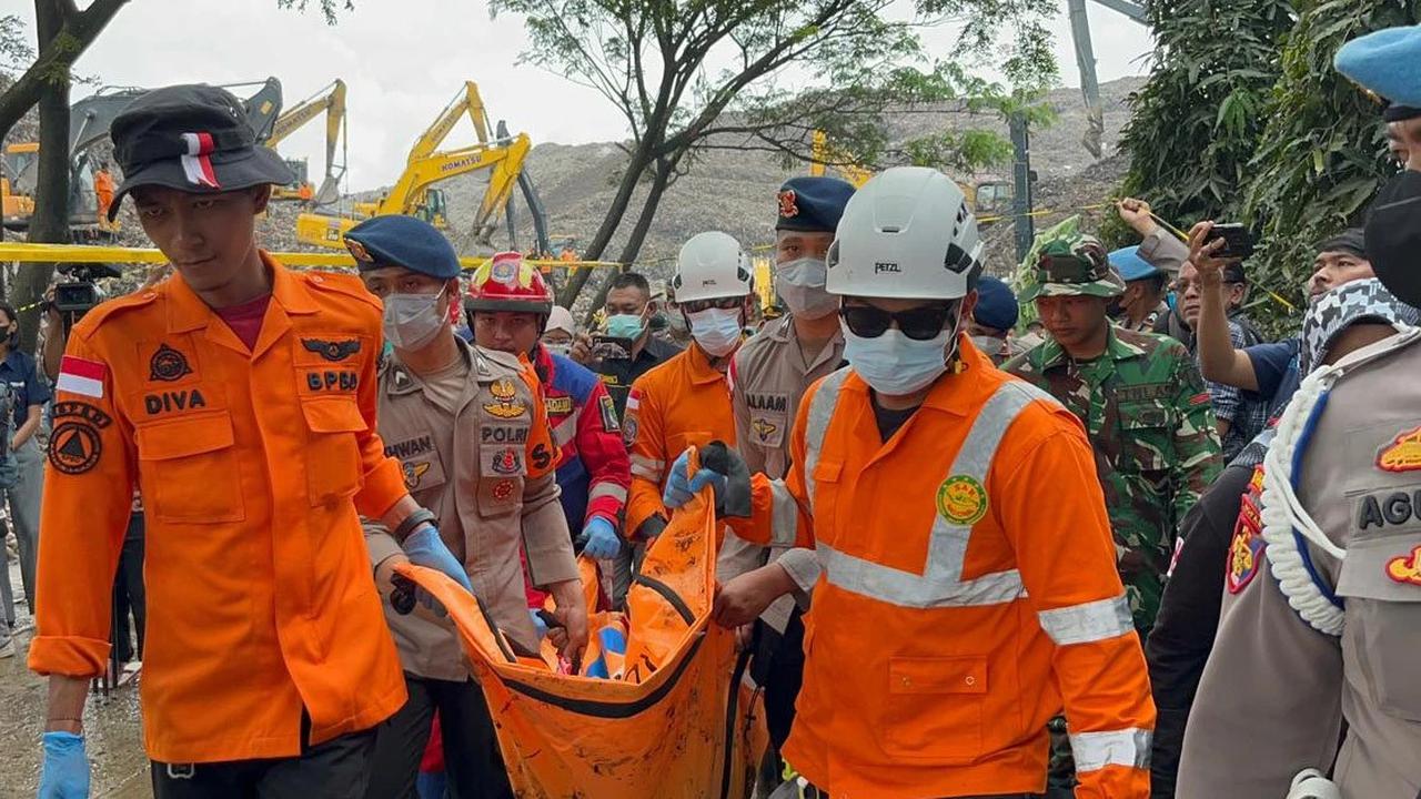FOTO: Korban Longsor Gunungan Sampah Bantargebang Kembali  Ditemukan Siang Ini