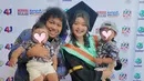 Ikut bahagia atas pencapaian sang istri yang berhasil selesaikan studinya, Marshel Widianto turut unggah foto wisuda sang istri di Instagramnya. Kedua anak Cesen kompak menggunakan batik warna biru sama dengan sang ayah. Untuk diketahui, anak Cesen dan Marshel Widianto yang pertama lahir pada Maret 2023, sementara anak keduanya pada Januari 2024. (Liputan6.com/IG@ceseniy)