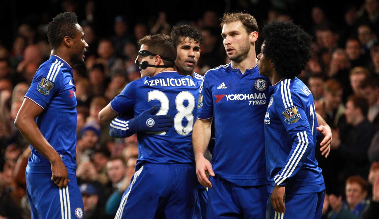 Pemain Chelsea, Cesar Azpilicueta (2kiri) merayakan gol bersama rekan-rekannya pada lanjutan Liga Premier Inggris di Stadion Stamford Bridge; Chelsea; Kamis (14/1/2016) dini hari WIB. (EPA/Sean Dempsey)