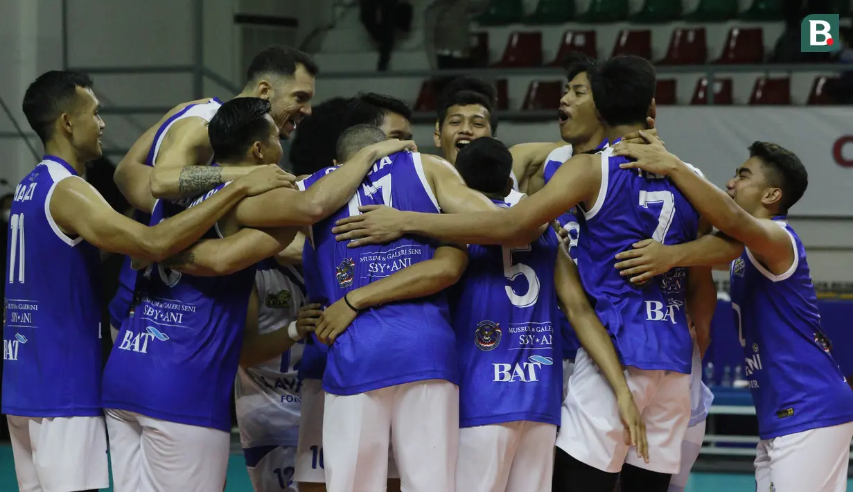 Para pemain Bogor LavAni merayakan kemenangan atas Jakarta BNI 46 pada laga seri pertama final four PLN Mobile Proliga 2022 di Padepokan Bola Voli Sentul, Jumat (11/3/2022). Bogor LavAni menang 3-0 dengan skor 25-19, 25-13, 25-11. (Bola.com/M Iqbal Ichsan)