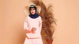 Selain menjadi seorang selebgram, Nadya Mustika ternyata tengah merintis sebuah bisnis fashion. Bergerak di bidang busana wanita muslim, ia pun memberi nama brandnya dengan sha.na.da by Nadya Mustika. Sesekali ia pun kerap menjadi model dari busana miliknya tersebut. (Liputan6.com/IG/nadyamustikarahayu)