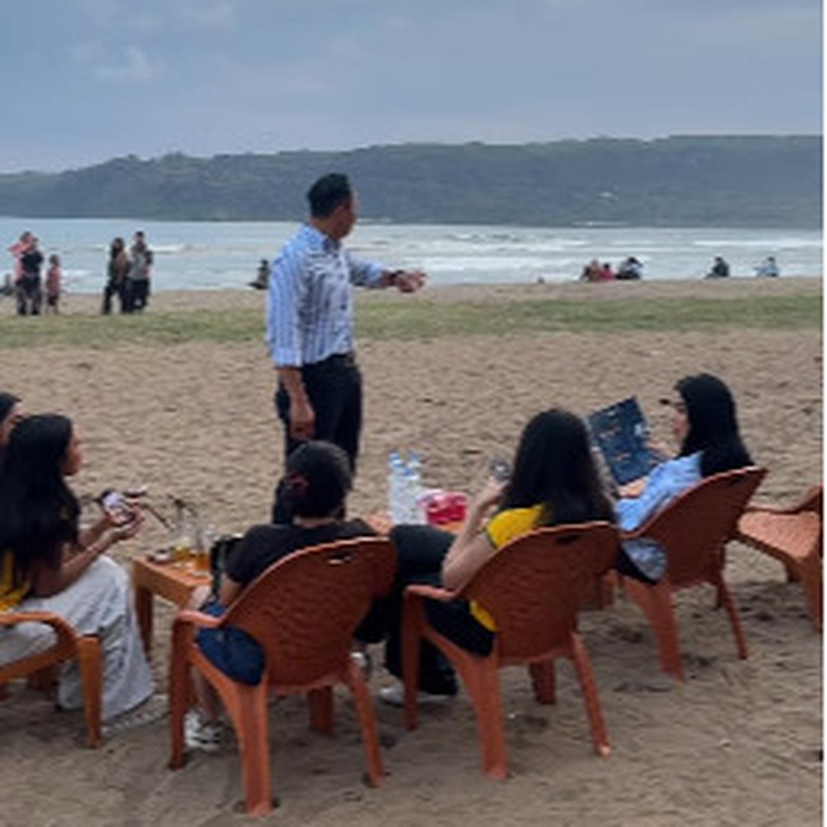 Penampilan Necis AHY Ditemani Istri Santai di Tepi Pantai Sambil Jajan di Warung Kopi Pacitan