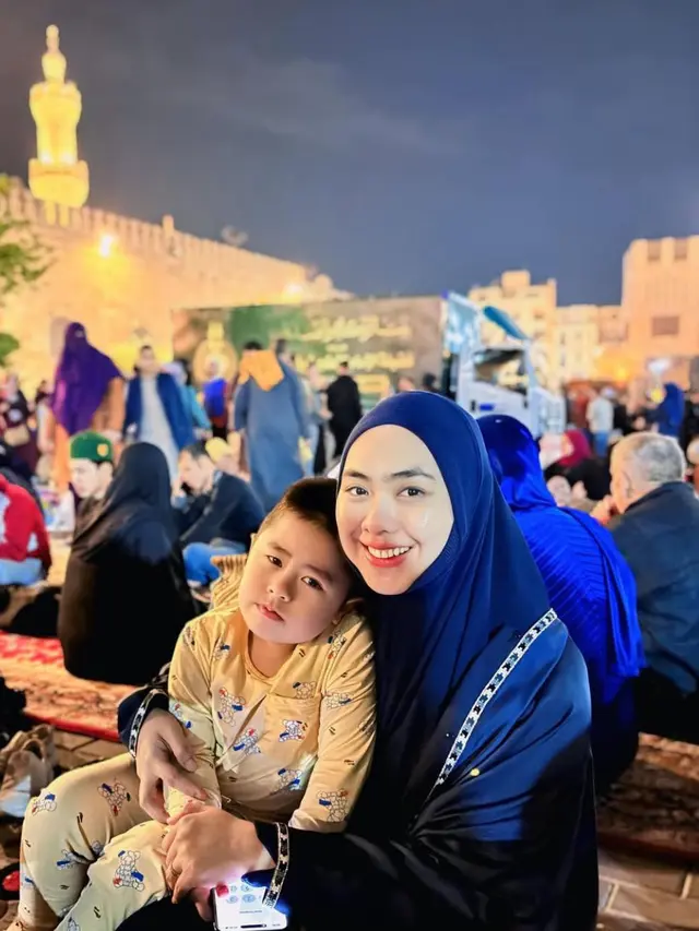 Momen Spesial Keluarga Oki Setiana Dewi di Malam ke-27 Ramadan, Di Masjid Al-Azhar Kairo