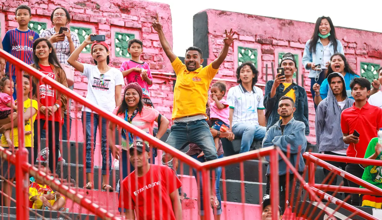 Suasana penonton saat menyaksikan pertandingan antara Jambe FC saat melawan Kupang FC pada laga Liga AYO Bali 2019, di Stadion I Wayan Dipta, Gianyar, Bali, Minggu (30/6). Jambe FC menang 3-2 atas Kupang FC. (Dokumentasi Official)