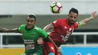 Gelandang PS TNI M Kasim Slamat (kiri) berebut bola dengan pemain Persiba Marlon Da Silva de Moura pada lanjutan Liga 1 di Stadion Pakansari, Cibinong, Kab Bogor, Jumat (5/5/2017). Laga kedua tim berakhir imbang 1-1. (Liputan6.com/Helmi Fithriansyah)