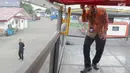 Petugas mengecek bus transjakarta yang akan digunakan untuk pawai kemenangan tim sepak bola Persija Jakarta di kantor PT Transjakarta, Cawang, Kamis (13/12). Bus tersebut akan digunakan untuk pawai kemenangan Persija. (Liputan6.com/Immanuel Antonius)