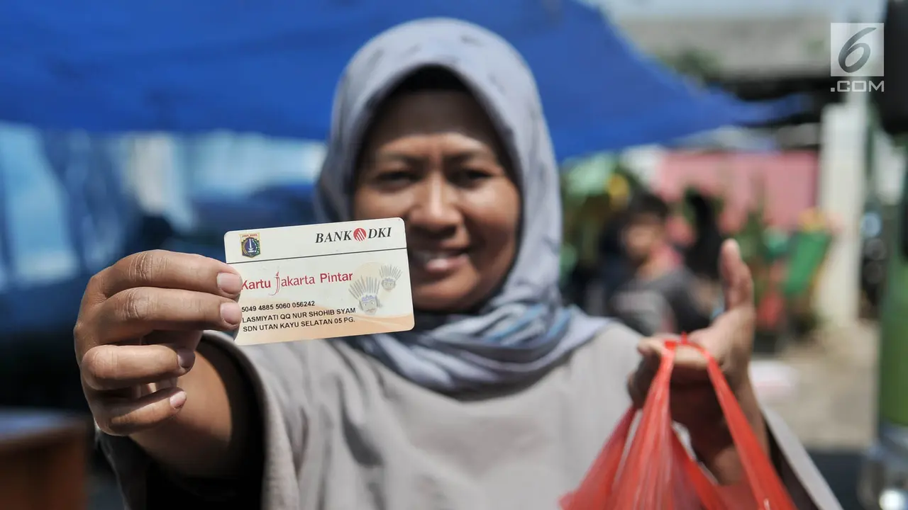 Warga DKI Pemegang KJP Serbu Pasar Murah