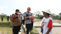 Gubernur Jawa Tengah Ganjar Pranowo saat bertemu petani di Kendal. (Ist)