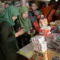 Petugas BPOM mengecek sejumlah produk di salah satu mini market di Kota Jambi. (Bangun Santoso/Liputan6.com)