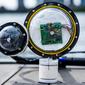 Kamera bawah air nirkabel tanpa baterai yang dikembangkan di MIT dapat memiliki banyak kegunaan. Kredit: Adam Glanzman via MIT News