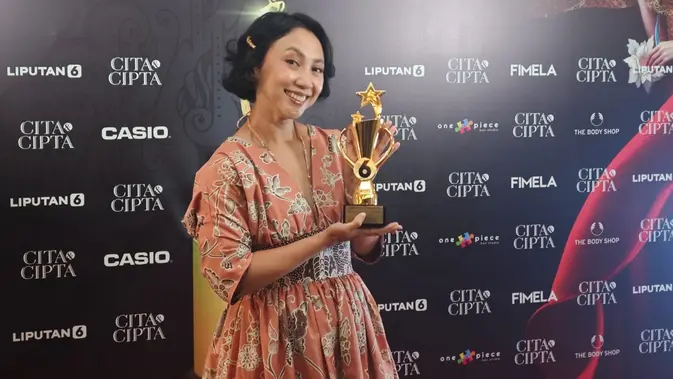 <p>Head Youth Marketing Communication XL Axiata Nahdiah Estu Pawestri saat menerima penghargaan Anugerah Inspiratif 2024 dari Liputan6.com. (Liputan6.com/Iskandar)</p>