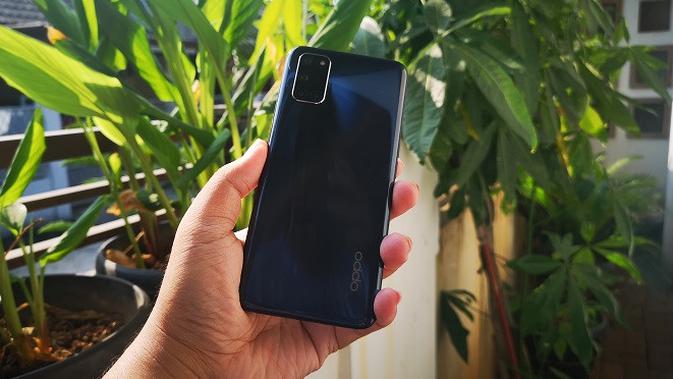 Tampak belakang Oppo A52. (Liputan6.com/ Agustinus M. Damar)