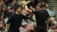 Wasit John Brooks, kanan, memberikan kartu kuning kepada manajer Arsenal Mikel Arteta saat pertandingan Liga Inggris antara Sunderland dan Arsenal di Sunderland, Inggris, Minggu (13-9-2026) dini hari WIB. (AP Photo/Ian Hodgson)