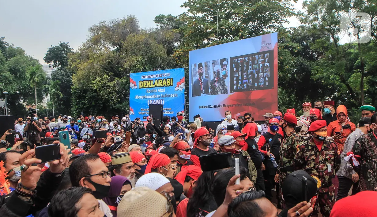 Suasana deklarasi Koalisi Aksi Menyelamatkan Indonesia (KAMI) di Tugu Proklamasi, Jakarta, Selasa (18/8/2020). Deklarasi ini mengabaikan protokoler kesehatan dan jaga jarak sehingga berisiko penularan covid-19. (Liputan6.com/Faizal Fanani)