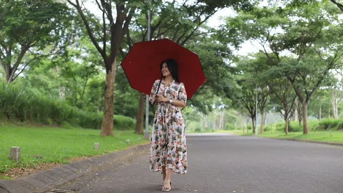 wanita november tampak elegan bersahaja