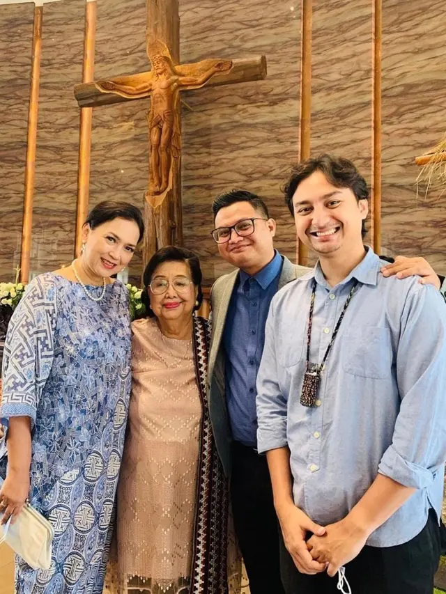 Potret Radya Bagaskara Anak Ira Wibowo yang Punya Wajah Tampan