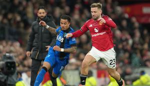 Luke Shaw berduel dengan Justin Kluivert di laga Manchester United vs Bournemouth, Selasa (16/12/2025) (AP Photo/Jon Super)
