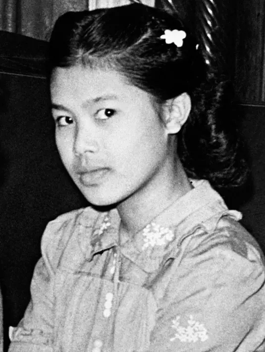 Ratu Sirikit Kitiyakara saat masih remaja. Sirikit adalah putri duta besar Thailand untuk Prancis. (AFP PHOTO)