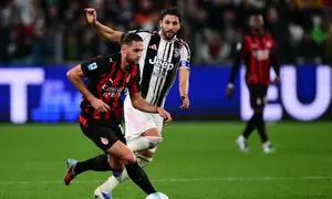 Gelandang AC Milan, Adrien Rabiot, berjibaku melawan gelandang Juventus, Manuel Locatelli, pada pertandingan Liga Italia 2025/2026 di The Allianz Stadium, Turin, Senin (6/10/2025) dini hari WIB. (AFP/Marco Bertorello)