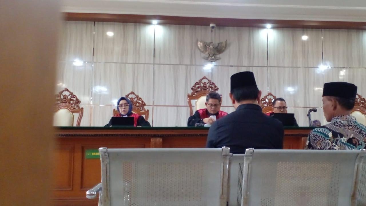 Bupati Bekasi Nonaktif, Ade Kuswara Kunang (kiri) saat membacakan pleidoi di PN Bandung. (merdeka.com/Azzura Galexia).
