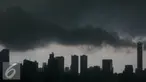 Sejumlah gedung di Jakarta tertutup awan gelap sebelum turunya hujan, Rabu (7/9).  BMKG memprediksi fenomena La Nina yang mengakibatkan curah hujan tinggi akan berlangsung hingga bulan September 2016. (Liputan6.com/Johan Tallo)