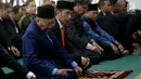 Presiden Joko Widodo (Jokowi) dan Perdana Menteri (PM) Malaysia Mahathir Mohamad melakukan salat Jumat bersama di Masjid Jami' Baitussalam, Istana Bogor, Jawa Barat, Jumat (29/6). (Liputan6.com/Pool/Wihdan)