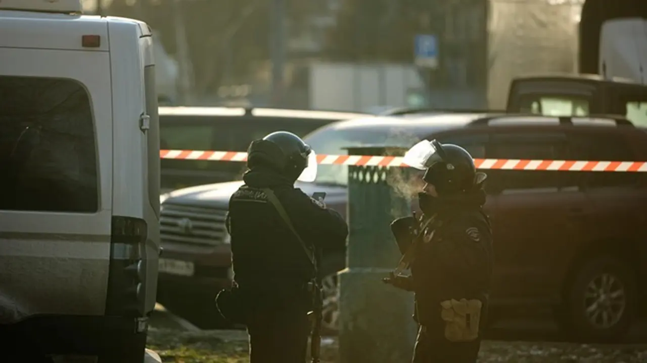 Polisi menutup jalan di dekat lokasi ledakan di Moskow, Rusia, Rabu (24/12/2025).