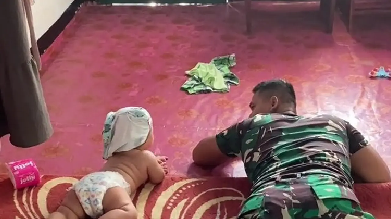 Prajurit TNI Ajari Bayinya Merangkak bak Latihan Militer