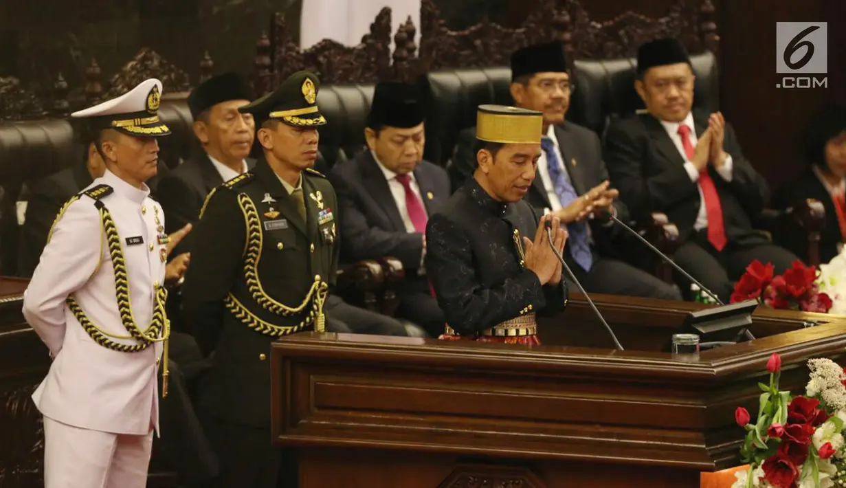 Presiden Joko Widodo atau Jokowi memberi salam usai berpidato dalam Sidang Tahunan MPR di Kompleks Parlemen, Senayan, Jakarta, Selasa (16/8). Sidang tersebut beragendakan mendengar pidato Presiden Jokowi selaku Kepala Negara. (Liputan6.com/Johan Tallo)