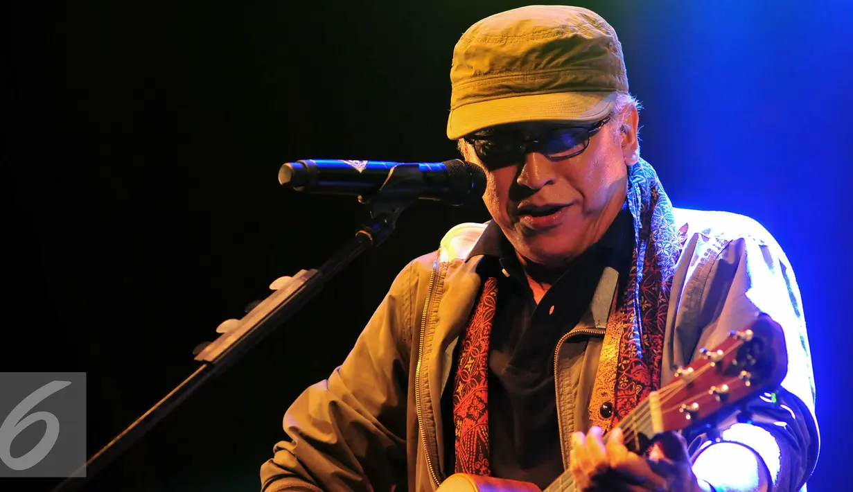 Iwan Fals tampil menghibur penggemarnya dalam konser bertajuk Untukmu Indonesia di Istora Senayan, Jakarta, Sabtu (21/11). Selama acara berlangsung, kondisi di luar gedung pertunjukkan, aman dan tertib. (Liputan6.com/Faisal R Syam)
