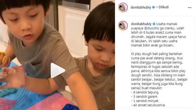 Donita meluangkan waktunya bersama anak-anaknya membuat playdough agar mereka tak bosan di rumah saja akibat pandemi corona Covid-19 (Dok.Instagram/@donitabhubiy/https://www.instagram.com/p/CGB8KRtAIlt/Komarudin)