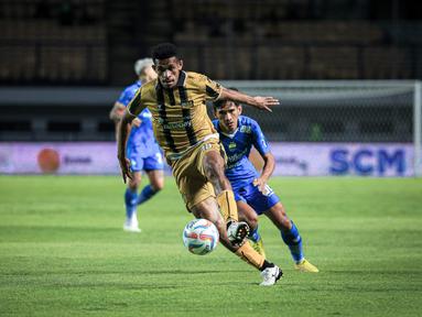 Pemain Dewa United, Ricky Kambuaya (kiri) berusaha melewati pemain Persib Bandung, Ryan Kurnia pada laga lanjutan BRI Liga 1 2023/2024 antara Persib Bandung melawan Dewa United FC di Stadion Gelora Bandung Lautan Api (GBLA), Bandung, Jumat (14/07/2023). (Bola.com/Bagaskara Lazuardi)